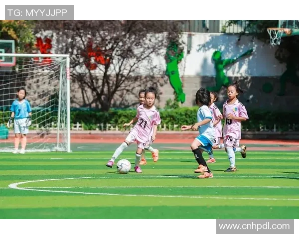 足球球星绿茵场上奋力拼搏展现超凡球技与激情瞬间